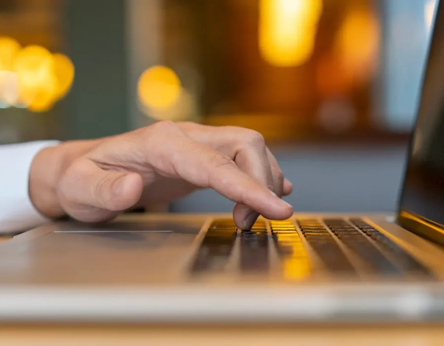 man-typing-laptop-with-bokeh_23-2148377731
